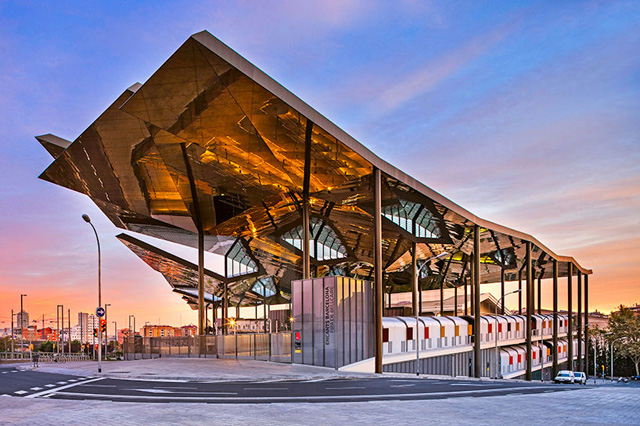 Зеркальный навес над блошиным рынком Encants Vells