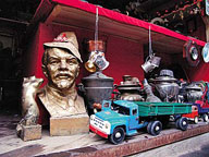На московских блошиных рынках среди деревянных прялок и бюстов Ленина можно встретить и вещицы из детства - например, игрушечный грузовик
